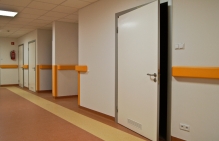 drzwi do gabinetów lekarskich