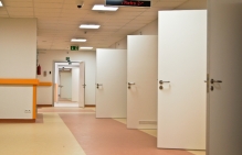 drzwi do gabinetów lekarskich