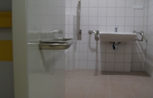drzwi do toalet dla niepelnosprawnych