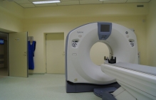 Drzwi radiologiczne w pomieszczeniu z tomografem
