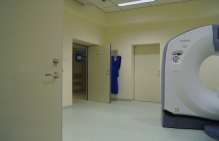 Tomograf i drzwi radiologiczne