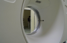 Widok na drzwi radiologiczne przez tomograf