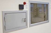 drzwi podawcze i okno radiologiczne